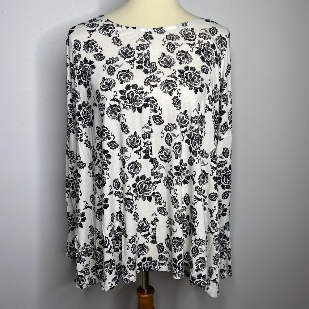 New Directions NWT floral black and white top size x large